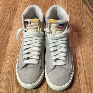 Women’s high-top Nike Blazers-Grey Suede